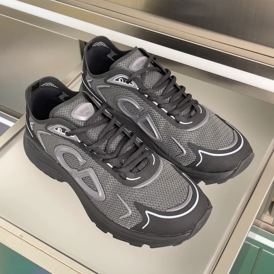 [DIOR] P: 560💰 Men's 39-44 (customized at 45.46) Dior Dior B30 series Countdown technology sneakers casual dad shoes This B30 Countdown technology sneaker is a new product in the 2026 spring men's wear series. The sports silhouette combines high-end logos and technological performance, making it unique. Lightweight and comfortable, it's inspired by modern running and crafted from materials like white and gray N30 nylon, a breathable technical fabric with multiple layers of translucence. Decorated with navy blue injection molded rubber panels and a graphic reinterpretation of the CD30 logo to enhance the style. Rubber Dior B30 and CD30 logos on the tongue and backside. The textured-effect sole is made from elastic rubber and foam and features classic details for ideal comfort. Can be matched with sportswear and casual outfits to create a sophisticated look. Exquisite packaging at the delivery counter 🛍📦 ▪️Fabric: original customized technical fabric + mesh ▪️Inner lining: customized breathable lining ▪️Outsole: original molded IP foam + TPU outsole ▪️Insole thickness: 3.5CM